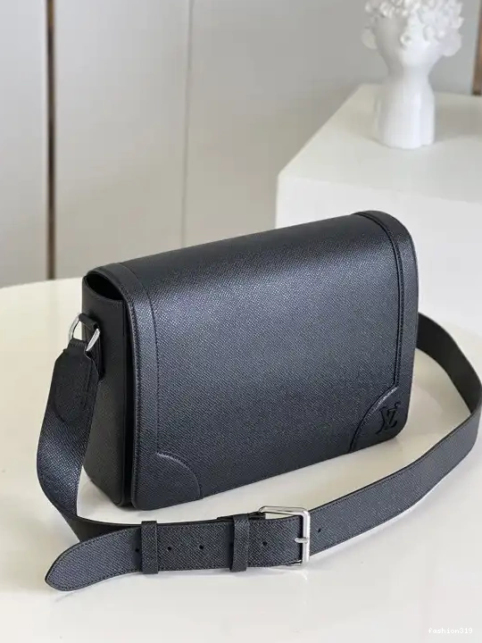 NEW FLAP MESSENGER VUITTON LOUIS 0408